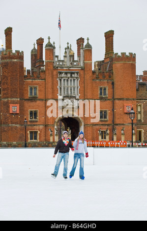 Couple patinage sur la patinoire mis en place dans le parc du château de Hampton Court Banque D'Images