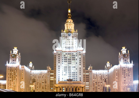 La Russie Université d'État Lomonossov de Moscou dans la nuit Banque D'Images