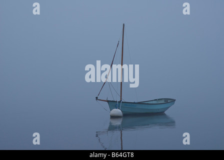 Petit voilier amarré, dans la brume, près de Waterhead, le lac Windermere, Parc National de Lake District, Cumbria, Angleterre, Royaume-Uni Banque D'Images