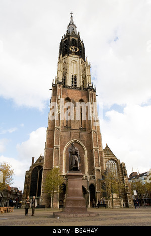 Hugo Grotius statue en face de l'église Nieuwe Kerk Nouvelle Grand-place Delft The Netherlands Europe Banque D'Images