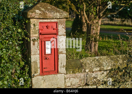 Boîte aux lettres victorienne rouge à l'église à Moreton mur Corbet Shropshire Banque D'Images