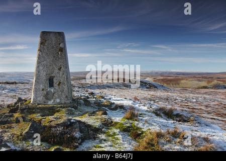 Trig point sur le sommet d'Cronkley ont chuté en hiver la région de Teesdale County Durham Banque D'Images