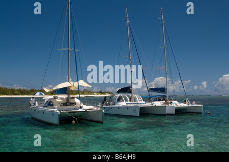 3 voiliers amarrés sur un turquoise, récifs coralliens peu profonds, a déposé avec la mer Ile Plat et bleu ciel, l'Île Maurice, océan Indien Banque D'Images