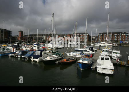 Ville de Swansea, Pays de Galles. Bateaux de loisirs dans le bassin sud de Dunstaffnage Marina au cœur de la quartier maritime régénéré. Banque D'Images