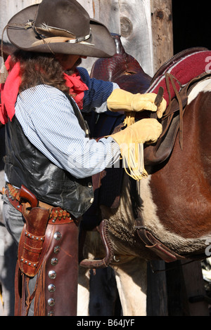 Un cowboy ouvrant sa sacoche Banque D'Images