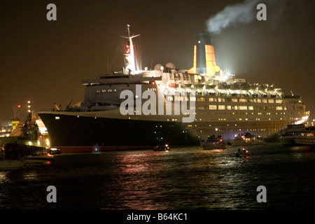 QE2 quitter southampton pour son ultime voyage. Banque D'Images