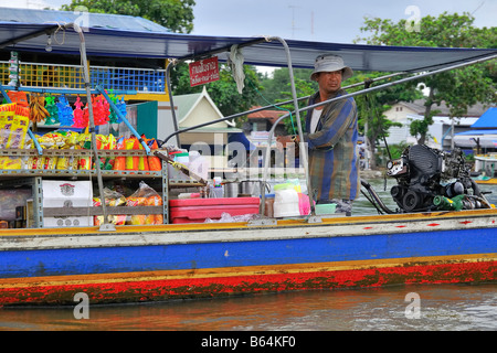 Marché Flottant, shop dans un bateau, Thaïlande Banque D'Images