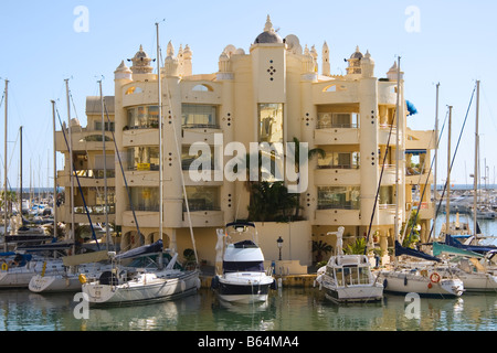 Puerto Marina Benalmadena Costa Costa del Sol Malaga Province Espagne disponibles à l'ancre dans le port Banque D'Images