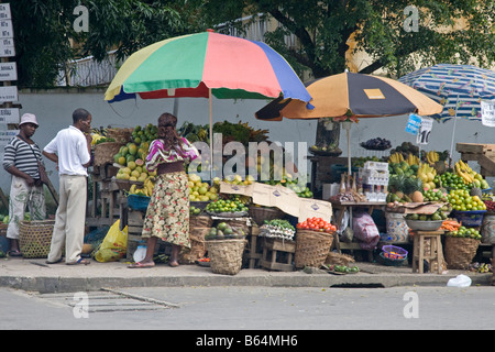 Vendeur vendant de la nourriture au marché de rue, Douala, Cameroun, Afrique Banque D'Images