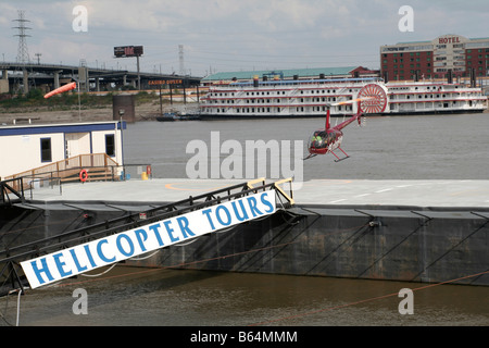 Barge d'atterrissage pour hélicoptère Mississippi River en face de Gateway Arch St Louis Missouri Banque D'Images