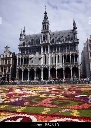 Tapis de fleurs sur la Grand Place avec Gotic maison du roi ou Breadhouse Maison du Roi Brabant Bruxelles Belgique Banque D'Images