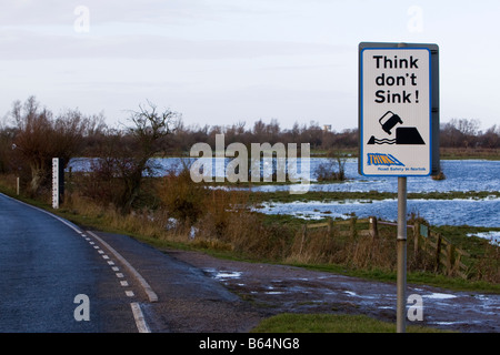 'Pensez don't sink' signe d'avertissement soft verges et d'inondation sur B1100 l'ensemble de la centaine de pieds de lave près de Welney, Norfolk UK Banque D'Images