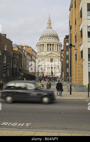 London taxi en face de la Cathédrale St Paul Banque D'Images