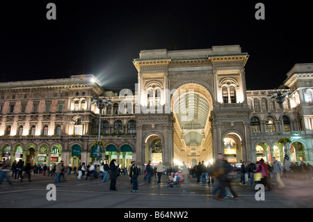 Entrée de l'arcade couverte de la Galleria Vittorio Emanuele II, Piazza del Duomo Milan Italie Banque D'Images