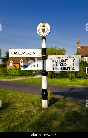 Panneau de signalisation Fingerpost, panneaux de village. Vieux panneau traditionnel avec des indications en miles sur le vert du village à Lurgashall, West Sussex, Angleterre, Royaume-Uni Banque D'Images