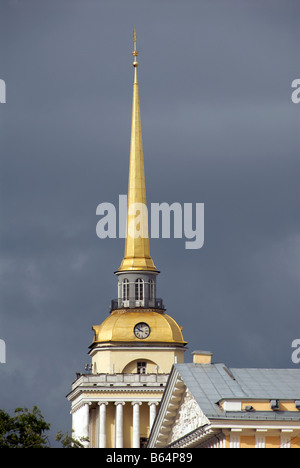 Les nuages de tempête avec flèche dorée Russie Saint-pétersbourg Admiralty Banque D'Images