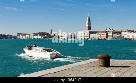 Taxi de l'eau sur le Canale di San Marco Riva degli Schiavoni, Sestiere Castello Venise Italie Banque D'Images