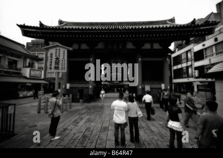 Kaminarimon (Thunder Gate). Senso-ji Temple Asakusa (aka). Le district de Taito. Tokyo. Le Japon Banque D'Images