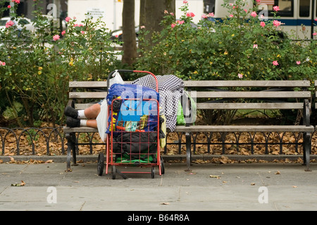 Personne sans-abri dormir sur le banc. Brooklyn, NY USA Banque D'Images