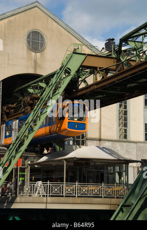 Wuppertal Schwebebahn, un monorail suspendu de Wuppertal, Allemagne Banque D'Images