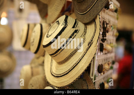 Chapeaux traditionnels panaméens sur l'affichage à un spectacle. Banque D'Images