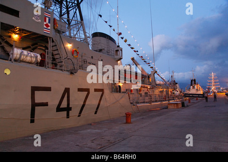 Les frégates de la Marine portugaise au crépuscule au cours des célébrations de la Journée de la Marine Portugaise (2007), à Ponta Delgada, Açores Banque D'Images