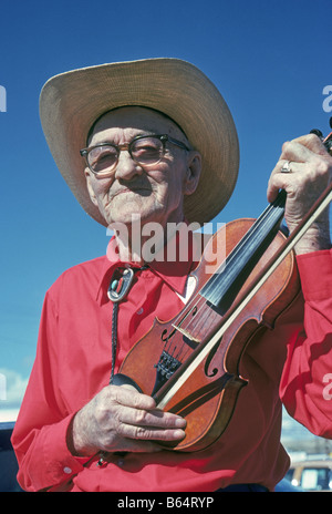 Un vieux cowboy pose avec son violon à l'Old Time Fiddler s Contest en vérité ou conséquences Nouveau Mexique Banque D'Images