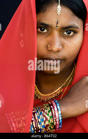 Jeune femme indienne en vêtements traditionnels et bijoux. Portrait. L'Andhra Pradesh, Inde Banque D'Images