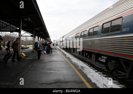 Amtrak train arrivant à Rochester, NY USA. Banque D'Images