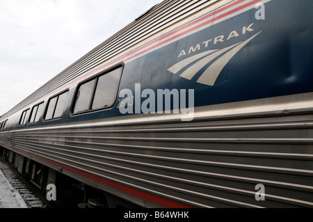 Amtrak train arrivant à Rochester, NY USA. Banque D'Images