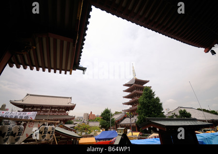 Hozomon et pagode à cinq étages comme vu à partir de la salle principale. Senso-ji Temple Asakusa (aka). Asakusa. Le district de Taito. Tokyo. Le Japon. Banque D'Images