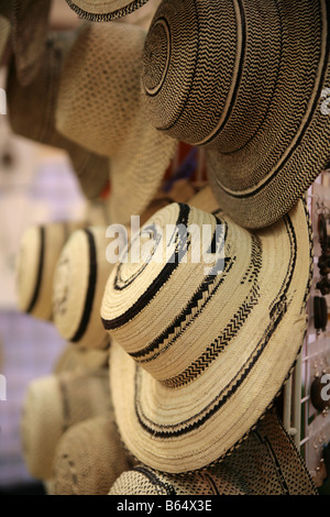 Chapeaux traditionnels panaméens sur l'affichage à un spectacle. Banque D'Images