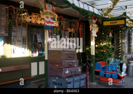 Station Embsay prêt pour Noël, vieille valises sur la plate-forme et les lumières au-dessus des portes Banque D'Images