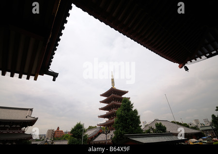 Hozomon et pagode à cinq étages comme vu à partir de la salle principale. Senso-ji Temple Asakusa (aka). Asakusa. Le district de Taito. Tokyo. Le Japon. Banque D'Images