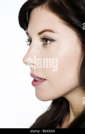 Studio shot portrait isolé sur fond blanc d'une belle femme drôle expressif Banque D'Images