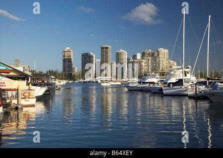 Mariners Cove Marina et les immeubles de grande hauteur Main Beach Gold Coast Queensland Australie Banque D'Images