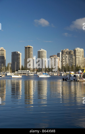 Mariners Cove Marina et les immeubles de grande hauteur Main Beach Gold Coast Queensland Australie Banque D'Images