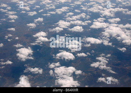 Les nuages et la terre comme vu d'avion. Banque D'Images