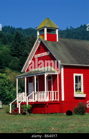 Une vieille maison à l'école rouge chambre Lagon Pierre Humboldt County en Californie Banque D'Images