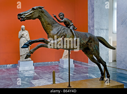 Le jockey de l'Artemision garçon Bronze Artemis sur l'Grèce Grec Banque D'Images