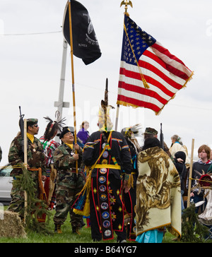 Les Américains autochtones de guérison à l'esprit cheval PowWow de Mt. Aéré, Maryland portent un drapeau américain drapeau POW-MIA. Banque D'Images
