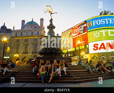 Les touristes assis autour d'Eros de Piccadilly Circus Londres West End UK Europe Banque D'Images