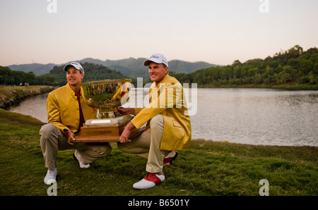 Henrik Stenson et Robert Karlsson de Suède posent avec le trophée après avoir remporté le tour final de la 54e Coupe du Monde de Golf Banque D'Images