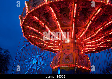 Un manège et Grande Roue Winter Wonderland, Londres Banque D'Images