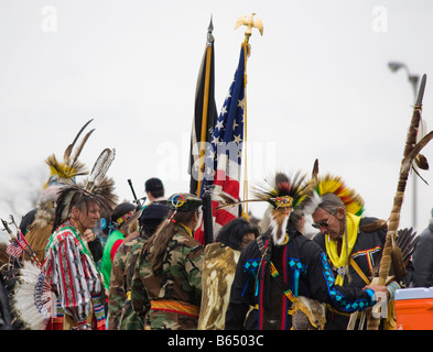 Les Américains autochtones de guérison à l'esprit cheval PowWow de Mt. Aéré, Maryland portent un drapeau américain drapeau POW-MIA. Banque D'Images