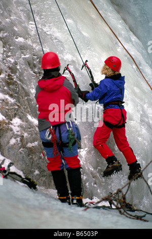 Grimpeur sur glace féminin apprendre à monter à l'escalade sur glace en clinique du parc provincial du sud-ouest de la Colombie-Britannique Canada Banque D'Images