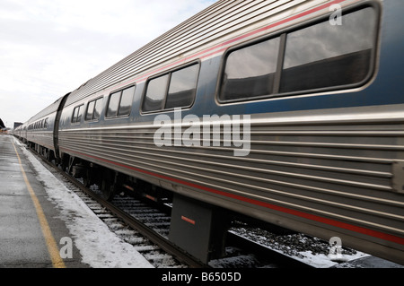 Amtrak train arrivant à Rochester, NY USA. Banque D'Images