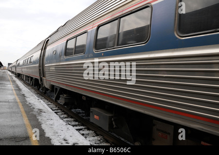 Amtrak train arrivant à Rochester, NY USA. Banque D'Images