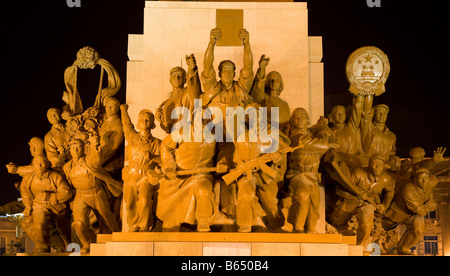 Statue de Mao héros à la base de Statue Square Zhongshan Shenyang Liaoning Province Chine dans la nuit Banque D'Images