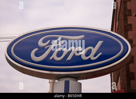 Ford signe au-dessus d'un concessionnaire d'automobiles Banque D'Images